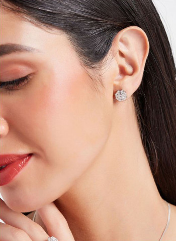 أقراط من الذهب الأبيض عيار 18 قيراط مرصعة بالألماس