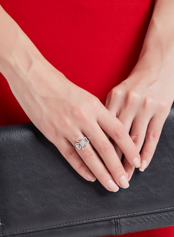 18 Karat White Gold Diamond Studded Ring