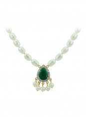 18 Karat Gold 0.12Ct Diamond And Pearl Studded Necklace