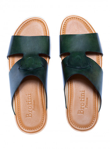 Engraved Horseshoe Arabic Sandals أخضر