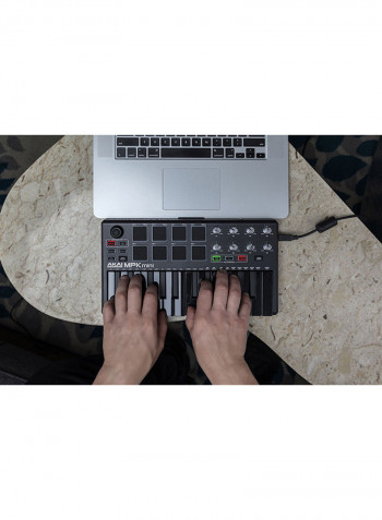 MPK mini MKII - Compact Keyboard and Pad Controller (Black-on-Black) MPKMINI2BLACKXEU Black
