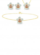 18 Karat Solid Yellow Gold 13 mm Mother Of Pearl Flower Shape With 7 mm Pearl Jewellery Set