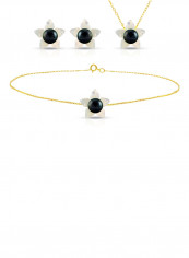 18 Karat Solid Yellow Gold 10 mm Mother Of Pearl Flower Shape With 4 mm Pearl Jewellery Set