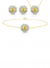 18 Karat Solid Yellow Gold 13 mm Mother Of Pearl Flower Shape With 4 mm Pearl Jewellery Set