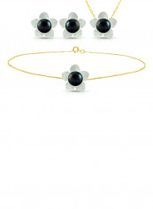 18 Karat Solid Yellow Gold 13 mm Mother Of Pearl Flower Shape With 7 mm Pearl Jewellery Set