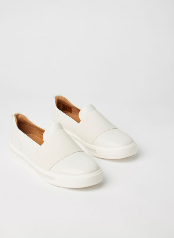 Un Maui Step Leather Slip-Ons White