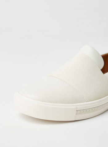 Un Maui Step Leather Slip-Ons White
