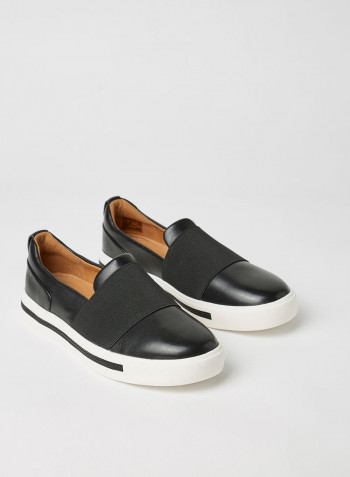 Un Maui Step Leather Slip-Ons Black