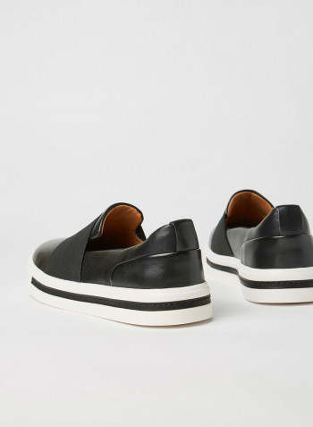 Un Maui Step Leather Slip-Ons Black