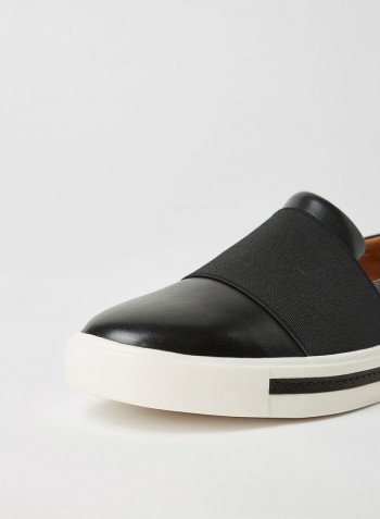Un Maui Step Leather Slip-Ons Black