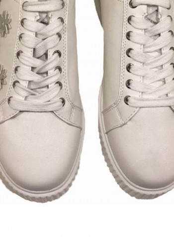 سنيكرز برباط ورقبة قصيرة للنساء Calf White