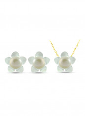 18 Karat Solid Yellow Gold 13 mm Mother Of Pearl Flower Shape With 7 mm Pearl Jewellery Set