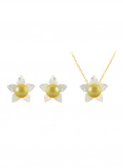 18 Karat Solid Yellow Gold 10 mm Mother Of Pearl Flower Shape With 4 mm Pearl Jewellery Set