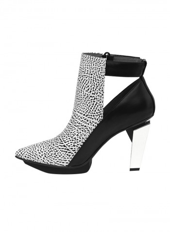 Lev Pumps Black/White
