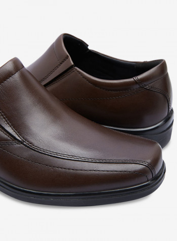 Rainmaker Dress Slip-Ons بني