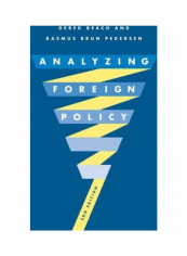 Analyzing Foreign Policy Hardcover English by Derek Beach