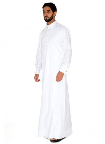 ثوب كندورة مزين بأزرار شواروفسكي أبيض