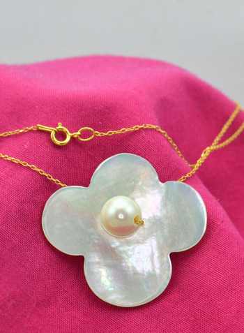 18 Karat Solid Yellow Gold Mother Of Pearl With 7 mm Flower Shape Pearl Pendant Necklace