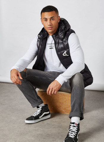 Chest Brand Logo Sleeveless Jacket أسود