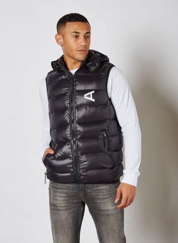 Chest Brand Logo Sleeveless Jacket أسود