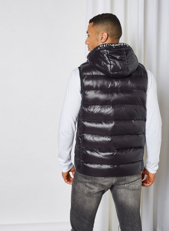Chest Brand Logo Sleeveless Jacket أسود