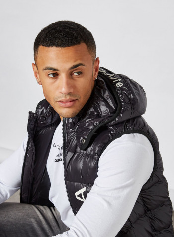 Chest Brand Logo Sleeveless Jacket أسود