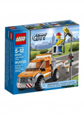 95-Piece City Great Vehicles Light Repair Truck Building Toy Set 60054