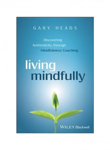 Living Mindfully : Discovering Authenticity Through Mindfulness Coaching Paperback