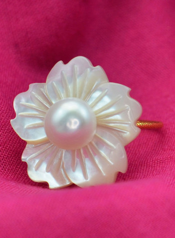 18 Karat Solid Yellow Gold 19 mm Flower Shape Mother Of Pearl With 6-7 mm Pearl Ring