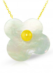 18 Karat Solid Yellow Gold Mother Of Pearl With 7 mm Flower Shape Pearl Pendant Necklace