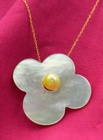 18 Karat Solid Yellow Gold Mother Of Pearl With 7 mm Flower Shape Pearl Pendant Necklace