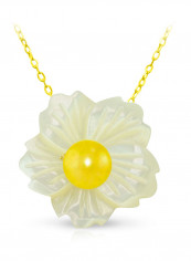 18 Karat Solid Yellow Gold 19 mm Flower Shape Mother Of Pearl With 6-7 mm Pearl Pendant Necklace