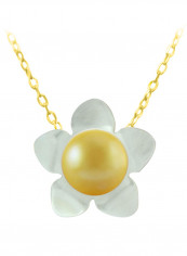 18 Karat Solid Yellow Gold 13 mm Mother Of Pearl Flower Shape With 7 mm Pearl Pendant Necklace