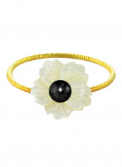 18 Karat Solid Yellow Gold 19 mm Flower Shape Mother Of Pearl With 6-7 mm Pearl Ring