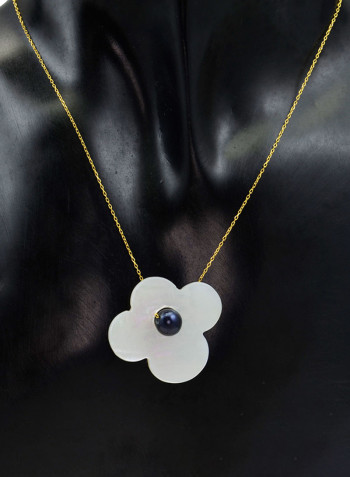 18 Karat Solid Yellow Gold Mother Of Pearl With 7 mm Flower Shape Pearl Pendant Necklace