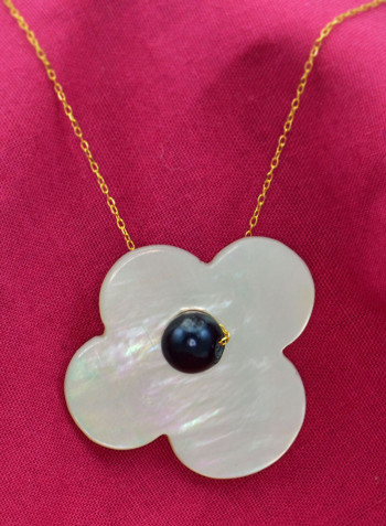 18 Karat Solid Yellow Gold Mother Of Pearl With 7 mm Flower Shape Pearl Pendant Necklace