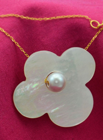 18 Karat Solid Yellow Gold Mother Of Pearl With 7 mm Flower Shape Pearl Pendant Necklace
