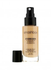 كريم أساس مرطب من ستوديو سكن يدوم لغاية 15 ساعة 2.1 (Light With Warm, Peachy Undertone)